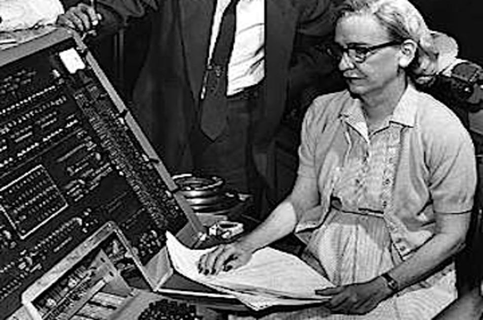 Primeiro compilador: A-0 (1952) Grace Hopper, programadora do Harvard Mark I Em 1949 contratada para desenvolver software para o UNIVAC A-0: programas que calculam seno, coseno, etc.