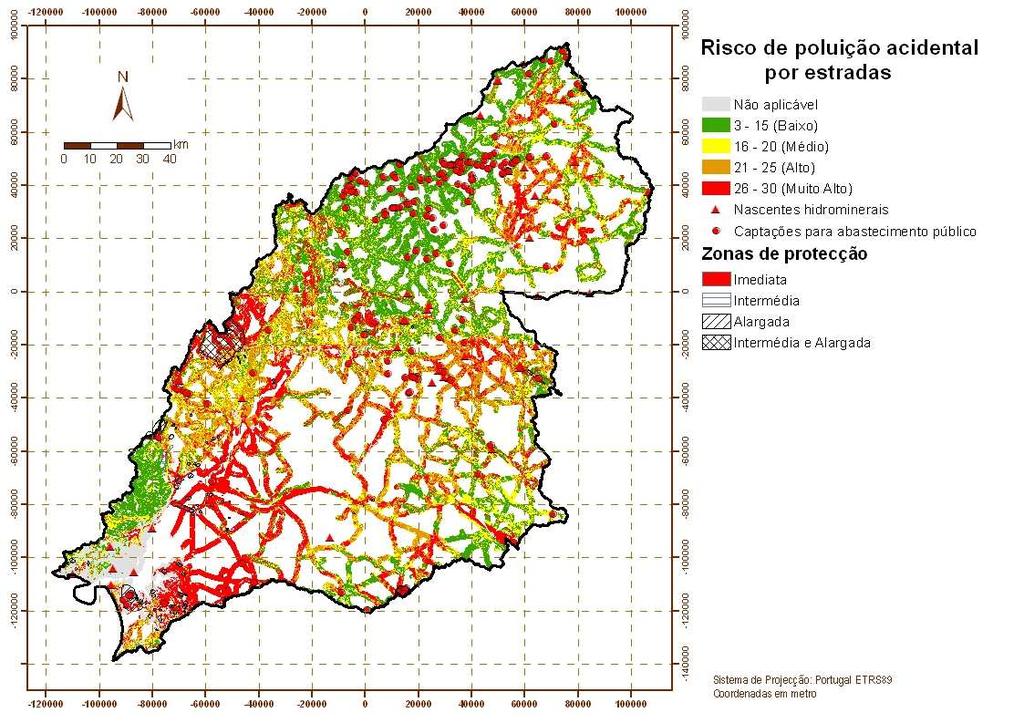 Figura 10 Mapa do risco de poluição acidental associado a estradas (Fonte: Lobo-Ferreira et al., 2011a) Esta componente foi dividida nas seguintes tarefas: Tarefa 1.1. Análise de requisitos dos modelos de dados geográficos; Tarefa 1.