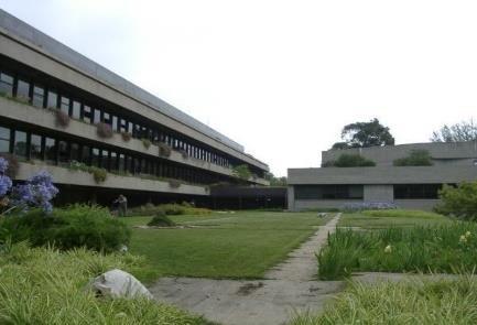 Capítulo II Coberturas Verdes No início dos anos 70, é construída a cobertura do parque de estacionamento subterrâneo da Fundação Calouste Gulbenkian (Figura 9) projetada pelos arquitetos paisagistas