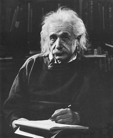 Einstein considerava que seu modelo possuía as seguintes virtudes: Era possível construir um modelo consistente para o universo usando a relatividade geral.