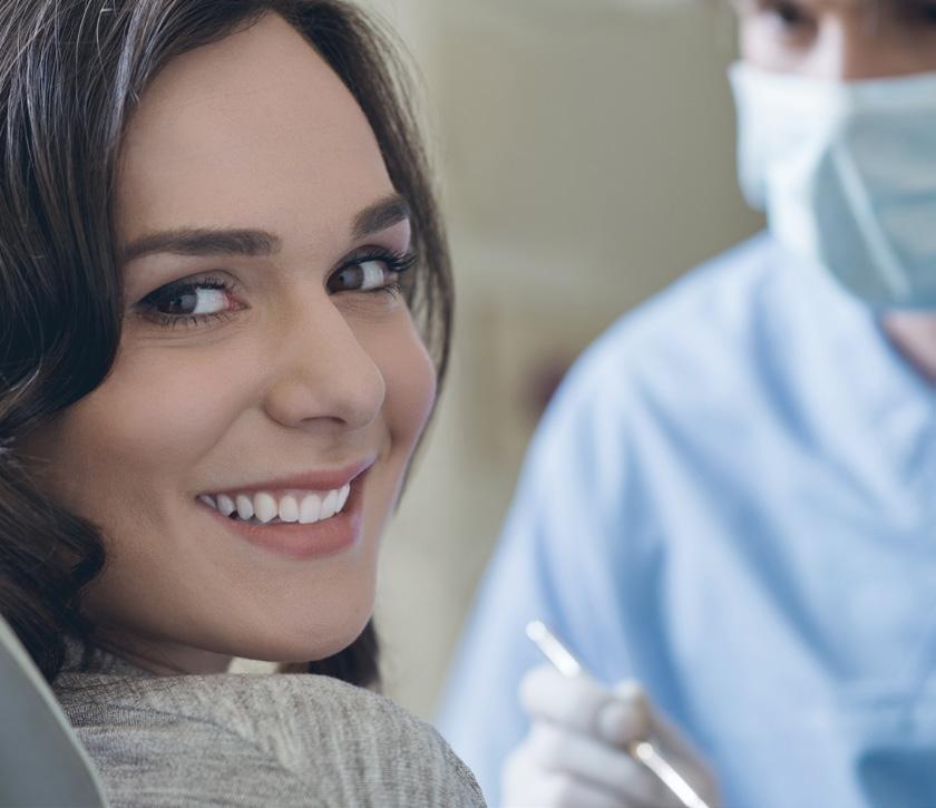 CUIDADOS COM O PÓS-OPERATÓRIO Assim como em qualquer procedimento cirúrgico, os cuidados depois da realização do implante dentário são fundamentais para o sucesso do tratamento e para a recuperação