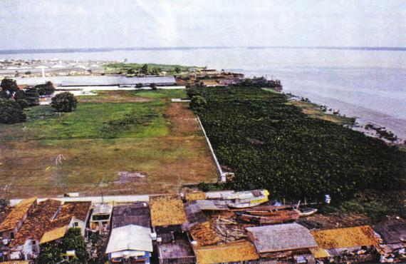 Figura 146: Vista aérea da área de intervenção e o rio Guamá Fonte: Arquivo Rosa Grena Kliass, cedido para a autora.