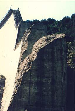 ESTIG Mecânica Aplicada 2 Introdução à Mecânica dos Materiais A construção da barragem de Malpasset (60 m de altura, rio Reyran, França) terminou em 1959.