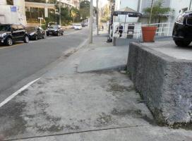 Fotos Rua Diogo Jácome (Sentido Oeste) Detalhe do canteiro central com passagem de acessibilidade em