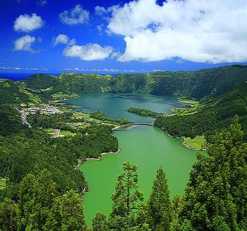 visitar o Centro de Interpretação Ambiental. Almoço em restaurante local. Regresso ao cais e embarque de novo para a ilha das Flores em horário a combinar com o skipper da embarcação.