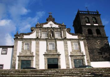 Descida até à freguesia de Ponta Delgada, onde ainda se pode admirar o modo de vida pastoril dos habitantes locais e a emblemática baía do mesmo nome.