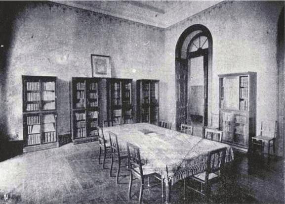 O cotidiano no interior do Hospício de Pedro II: a partir da esq., detalhes do refeitório; o dormitório com camas especiais para epilépticos... nervoso sobre a descendência.
