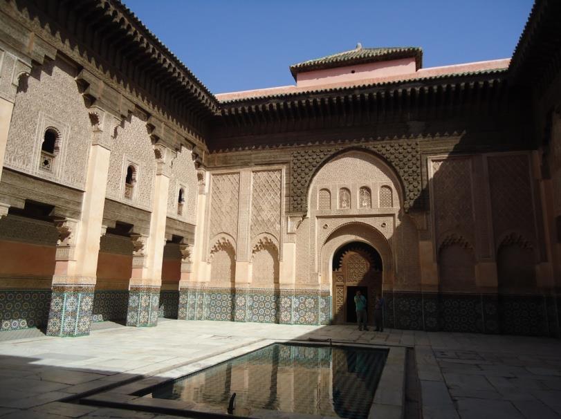 Os edifícios singulares O edifício fundamental da cidade Islâmica é a Mesquita. A sua organização geral consiste numa sala de oração coberta de um lado de um pátio com colunas.