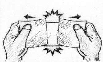 Fig. 3 Com as duas mãos segure o penso impregnado tal como indicado na figura e puxe ligeiramente para fora. O revestimento protetor solta-se a partir do meio do penso impregnado.