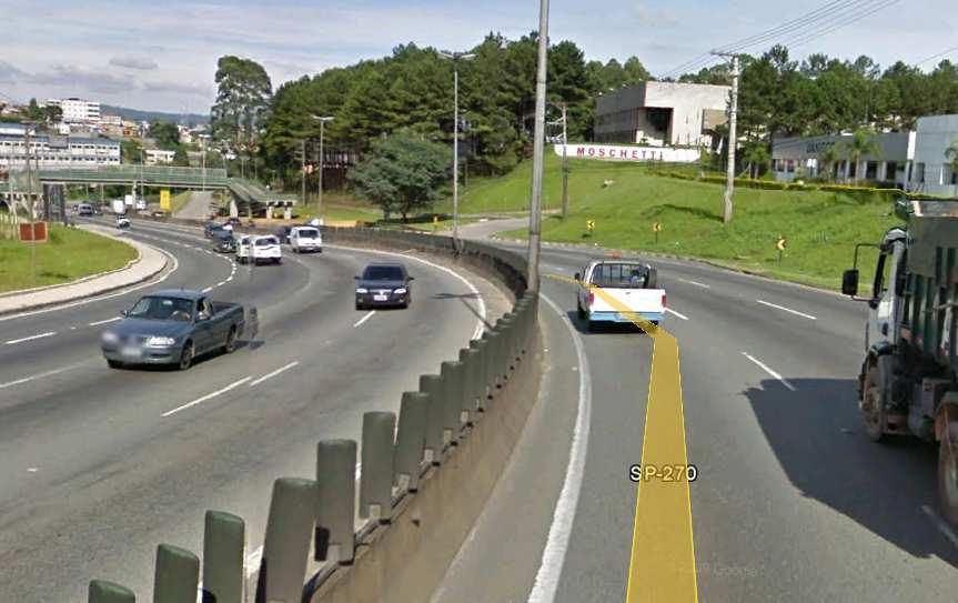 18 - Exemplo de obstrução lateral contínua 2 - km 27 da Rodovia Raposo Tavares (foto do Google Earth - acessado em 04/06/2011) Ao elaborar um projeto de duplicação aproveitando o alinhamento