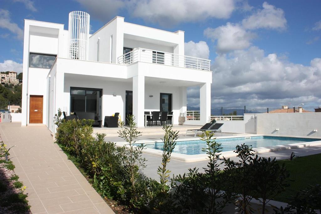 A casa está a cerca de dois quilómetros da praia grande da Baía de Santiago, onde os hóspedes da casa terão acesso ao clube de praia.