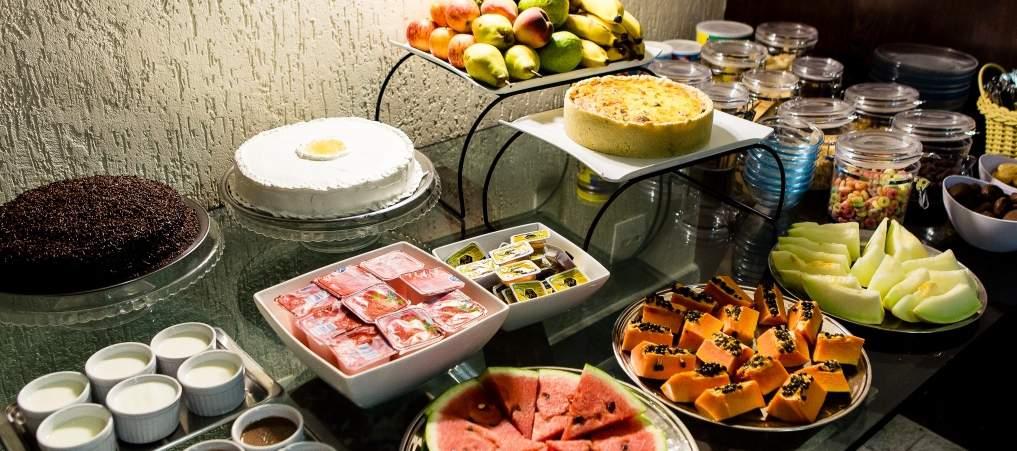 CAFÉ DA MANHÃ Incluso na diária da hospedagem Café da manhã com frutas, pães, tortas e outras delícias mineiras.