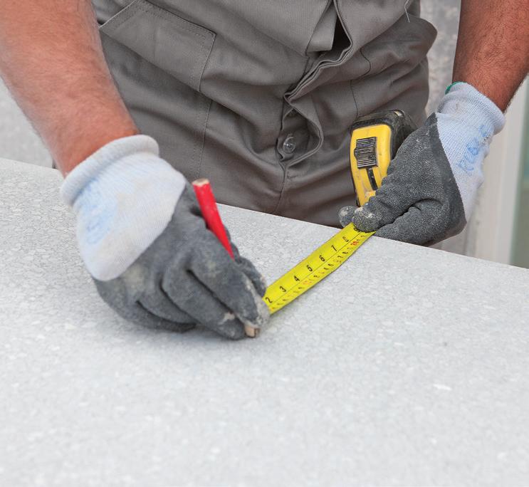 Utilize uma serra circular com disco diamantado para concreto. 2.
