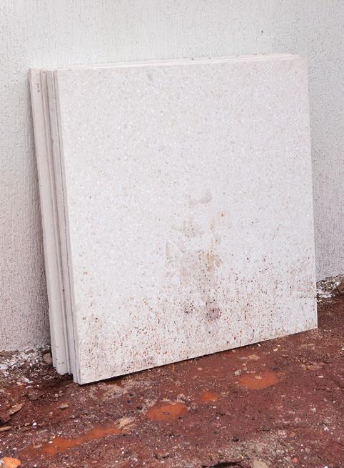 Lembre-se que um palete carregado pesa mais que uma tonelada, portanto, certifique-se de que a parede e a base podem sustentá-lo.