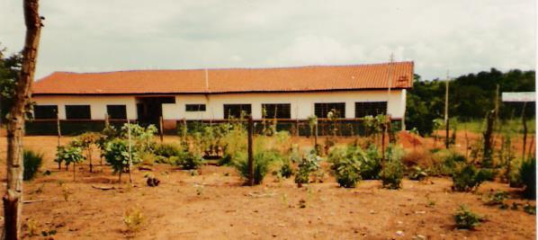 Figura 2: Vista parcial dos fundos da escola e local da implantação da horta. Fonte: Valdivino José da Silva, 2005.