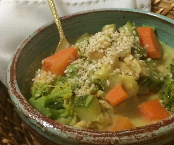 Sopa termogênica 1 cenoura média em cubos 1 abobrinha média em cubos 1 brócolis picado com talos 1 cebola picada 2 col de gengibre ralado 1 col de cafezinho de pimenta dedo de moça sem sementes 1