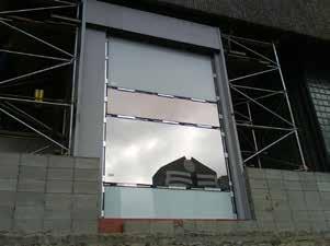 As fotos abaixo mostram duas instalações de mockup em fachadas de edifícios comerciais em construção, para verificar o aspecto de amostras de vidro em diferentes condições de exposição à luz natural.