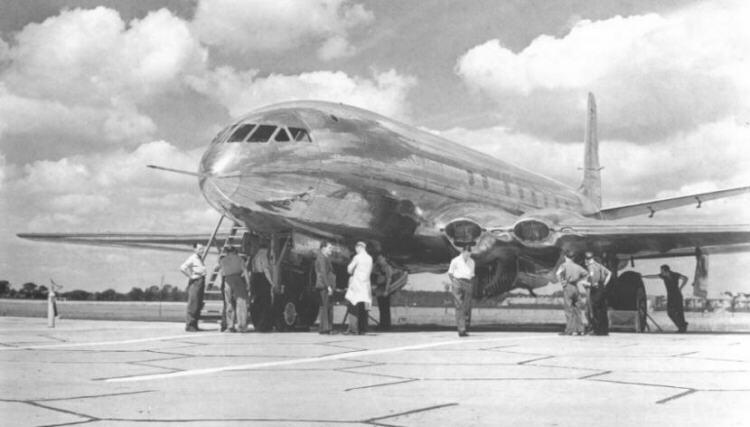 Comet O DeHavilland Comet entrou em operação em 1952. Primeiro jato comercial de transporte. Tecnologia Avançada.