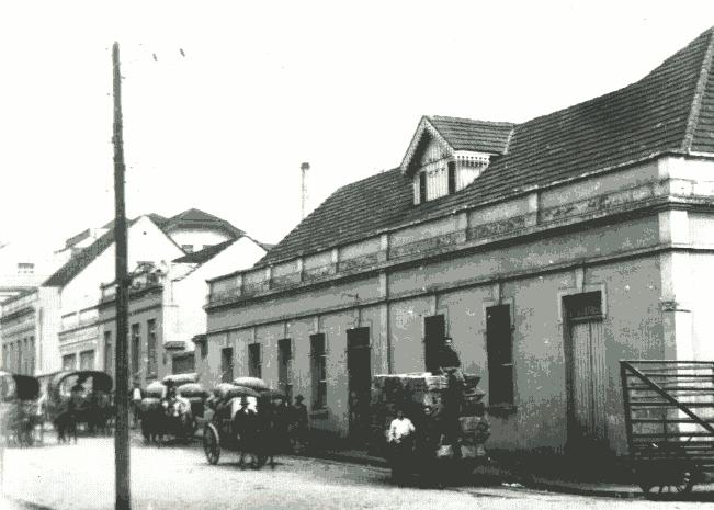 FIGURA 8 Depósito de Herva Mate Fonte Museu Campos Gerais-PR Durante a Primeira Guerra Mundial (1914-1918), o pinho tornou-se o principal produto na economia do Paraná, mormente em razão da