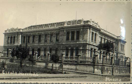 assim, outros serviços de assistência médica, dentária etc. ao lado dos interesses escolares. FIGURA 18 Escola Normal de Ponta Grossa-PR, 1924.