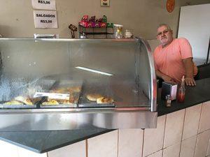 salgadosnaestufa,afotonãovaificarboa,alertao senhor Jorge Adib Miziara, proprietário do bar.