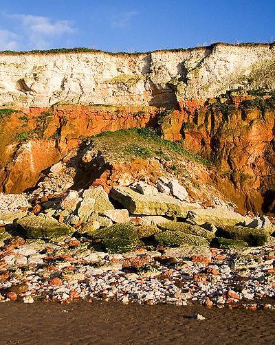 Fonte: http://pt.wikipedia.org/ Ação dos mares A erosão através do contato entre a água do mar e o material rochoso que compõem a crosta continental pode ser também denominada como abrasão marinha.