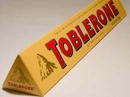 16 QUESTÃO 4 (10 pontos) O chocolate TOBLERONE tem em sua embalagem a forma geométrica de um poliedro irregular.