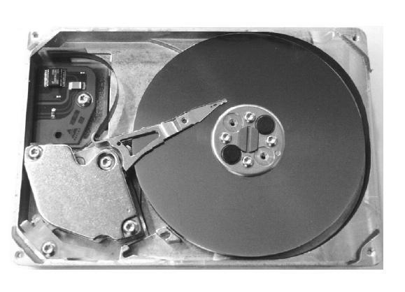Discos Rígidos(Hard Disc-HD) Usam vários discos achatados (pratos) revestidos nos dois lados por material magnético armazenar informações Bits são armazenados de acordo com a direção do campo