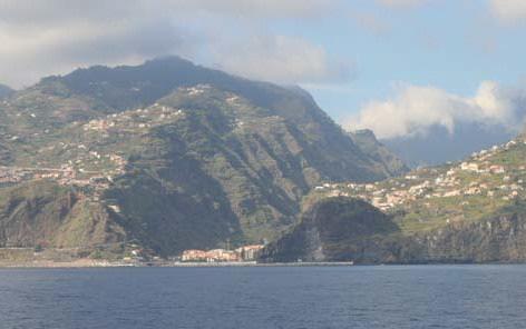 Roteiro da Costa de Portugal Arquipélago da Madeira a desembocadura do Vale da Ribeira de Tábua que é atravessada por uma ponte de um arco em pedra e a partir da qual se desenvolve para N a povoação