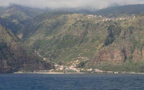 Parte V Ilha da Madeira conjunto de três bóias de amarração e uma tomada de descarga ligada a terra através de uma conduta submarina. Existe junto à praia Formosa o farolim Cabos Formosa (644/D-2741.