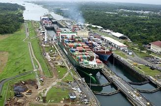 Atualmente, o Canal do Panamá é a principal via de navegação entre os dois oceanos. Cerca de 12 mil navios passam por ele ao ano.