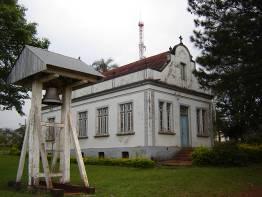 Este conjunto está complementado pela bela Capela Cristo Rei, erguida em 1913 pelos primeiros integrantes da colônia, e a Casa Paroquial, construção com influência