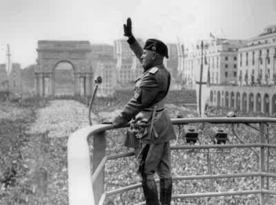 A Tomada do Poder de Mussolini Em 1922, o rei de Itália, Vítor Emanuel III, pressionado pelas manifestações de força do