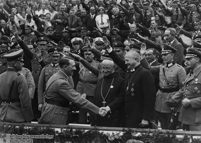 Hitler saúda padre e o pastor