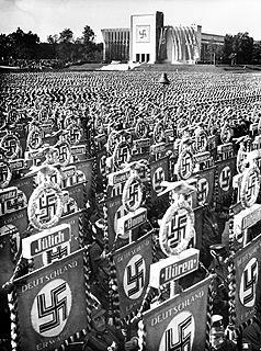 A tomada do poder de Hitler Foi então que, devido a esta situação, um desses partidos, o partido Nazi cresceu rapidamente, apoiado por grandes industriais e uma grande propaganda de rádio e jornais.