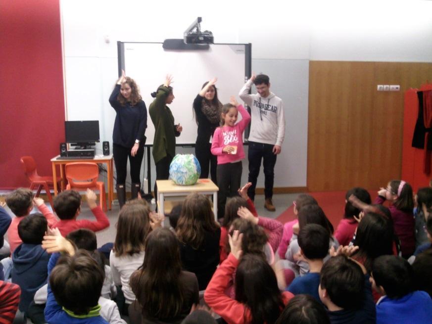 As estagiárias da Escola Superior de Educação de Coimbra ensinaram as palavras do mundo em Língua Gestual
