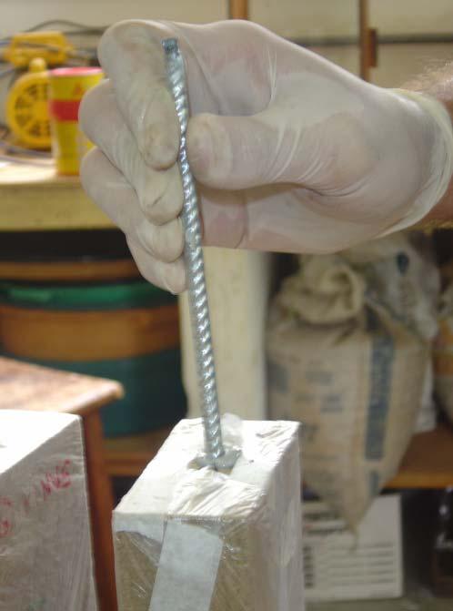 A resina Compound Adesivo foi aplicada com facilidade após sua preparação (mistura dos componentes A e B) e o tempo de aplicação dessa resina foi aproximadamente 30 minutos.