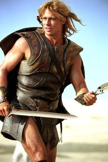 Páris, com ajuda de Apolo, derrotou Aquiles, o mais forte e potente guerreiro grego, atingindo-lhe uma flecha no calcanhar, único ponto que poderia matá-lo.