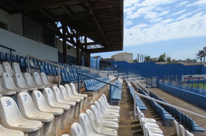 DE CADEIRAS Na parte inferior do setor 1, há um conjunto de sanitários que atende a esses dois setores.