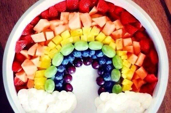 Arco-íris De Frutas E o que dizer dessa decoração que une a diversidade das frutas com uma criatividade colorida?