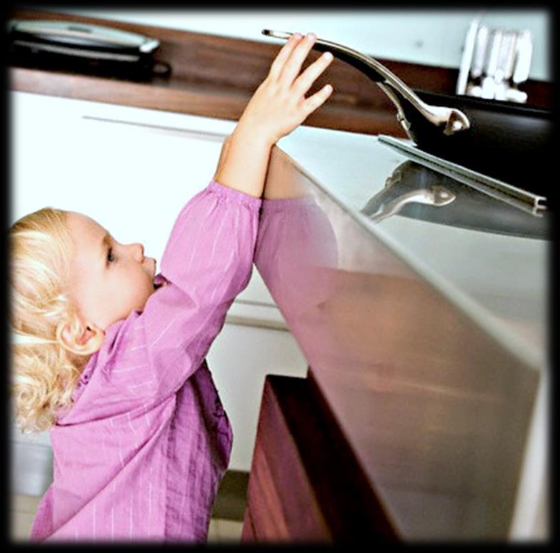 Medidas de prevenção de acidentes domésticos Cozinha Guarde facas e objetos cortantes em locais pouco acessíveis; Não deixe tachos e panelas ao lume
