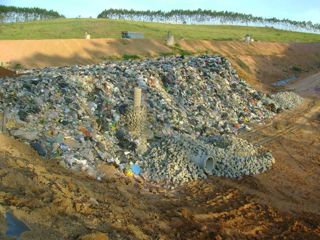 Figura 10 Dutos de Gás e Chorume Posteriormente o resíduo é recoberto por outras camadas de terra e novamente é compactado, isso fará com que um nível do aterro seja completado.