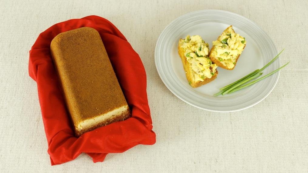 1 xícara de farinha de amêndoas 3 ovos 50 gramas de queijo parmesão ralado fino 3 colheres de sopa de água 3 colheres de sopa de creme de leite fresco, nata ou creme de leite em lata 1 colher de sopa