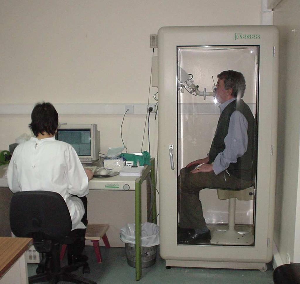 O doente é colocado dentro de uma cabine, respira em volume corrente, e permite-nos a medição dos volumes pulmonares (figura 10).