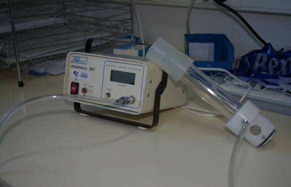 A. B. Figura 13- Aparelhos de determinação das pressões respiratórias. A: aparelhos simples; B: aparelhos complexos.