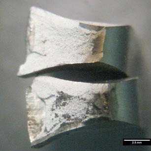 110 A Ilustração 97 apresenta a fratura do corpo de prova 1 do aço SAE 4140 temperado em óleo e revenido a 180ºC. A superfície de fratura é caracterizada dúctil, com aspecto cinzento.