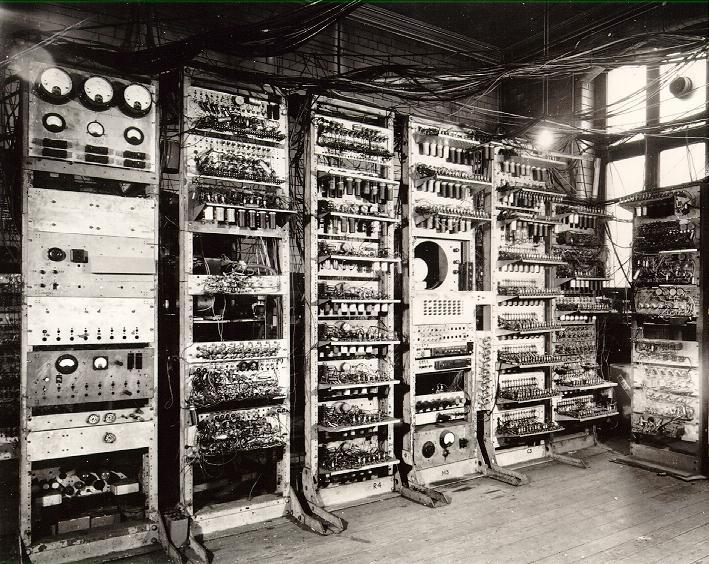 Evolução do computador Manchester Mark 1 1948 -F.C.Williams, Tom Kilburn e a Max Neuman Royal Society Computing Machine Laboratory (Universidade de Manchester, Inglaterra).