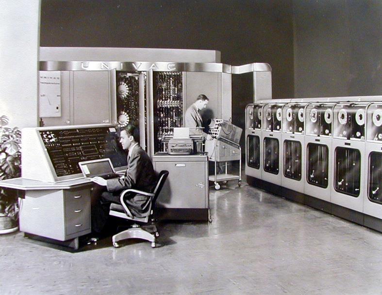 Primeiro computador eletrônico disponível comercialmente usava programa armazenado e um