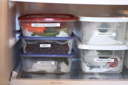 14 Ao organizar a geladeira, deixe as prateleiras mais altas para os alimentos sem glúten e a parte mais baixa para os alimentos com glúten e se possível, guardados em caixas organizadoras