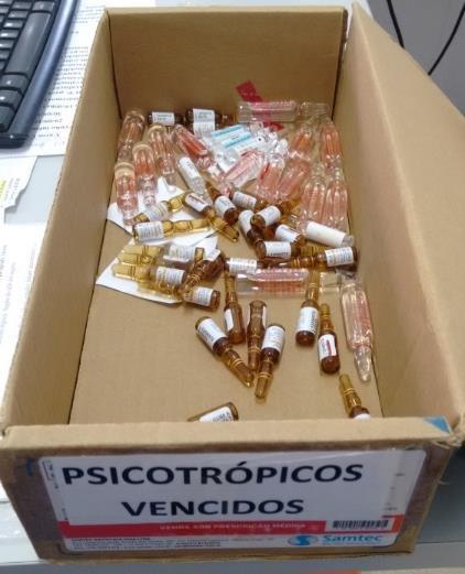 O armazenamento interno dos RSS gerados na farmácia é realizado através da reserva deste material em caixas de papelão identificadas com o alerta PSICOTRÓPICOS VENCIDOS e MEDICAMENTOS VENCIDOS